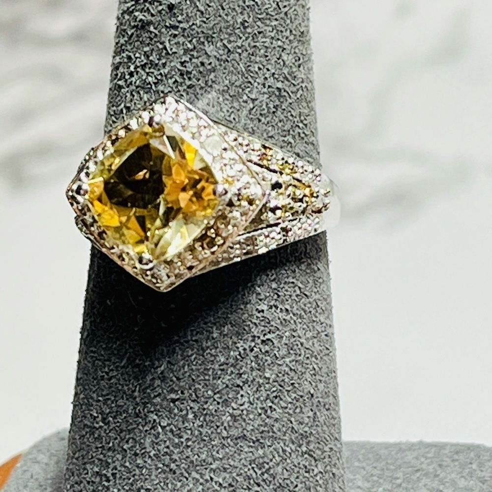 Radiant Elegance: 2.59 Carat Citrine and Diamond White Gold Ring - Picture 4 of 14